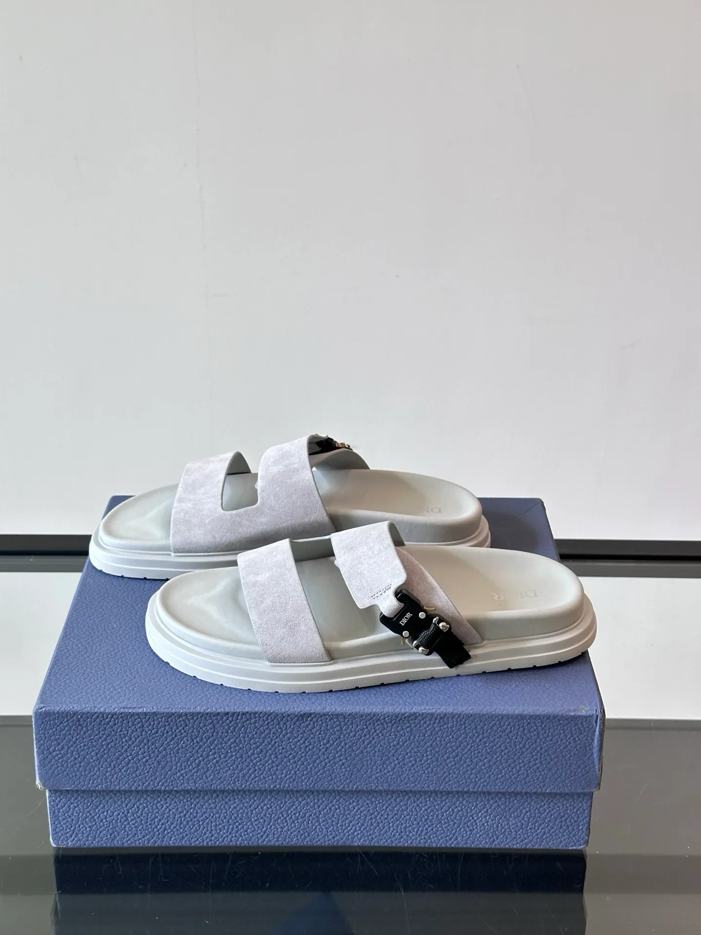 Factory price: 300💰Dior Aqua men's sandals and slippers. Showcasing Dior haute couture design. The Dior gray suede strap is accented with an aluminum Dior buckle for added style. Paired with a comfortable tonal notch sole, they pair easily with shorts or jeans for a sophisticated look. Main body: suede cow leather, technical fabric lining: cow leather, with adjustable straps, aluminum Dior buckle, Dior gray EVA insole, tonal notch rubber outsole splicing structure👌👌 size: 38-44 (45.46 customized)